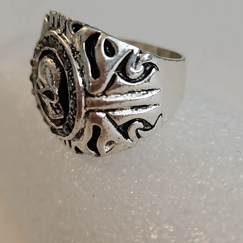 PIRATE SKULL W/ Rhinestones Size 14 Silvertone Ring